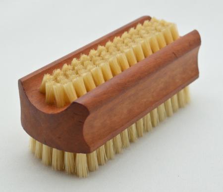 Handwaschbürste Birnbaumholz mit Griffmulden. 6 und 4 Reihen helle Naturborsten.